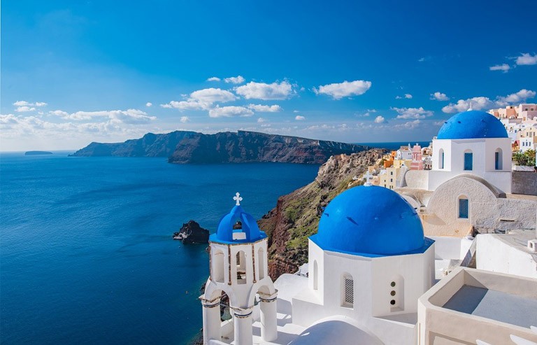 Discover Oia, the Picturesque Village in Santorini